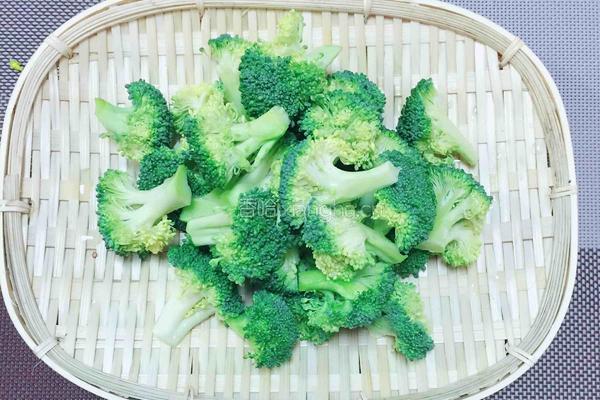 西兰花炒五花肉的做法图解2