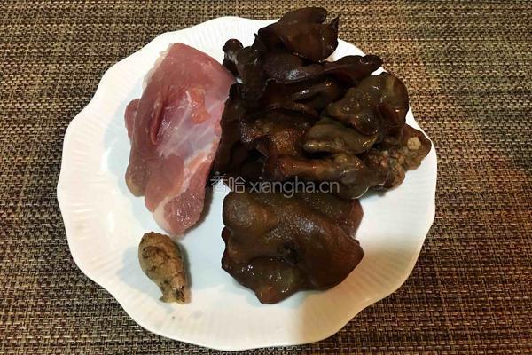木耳肉片汤的做法图解1