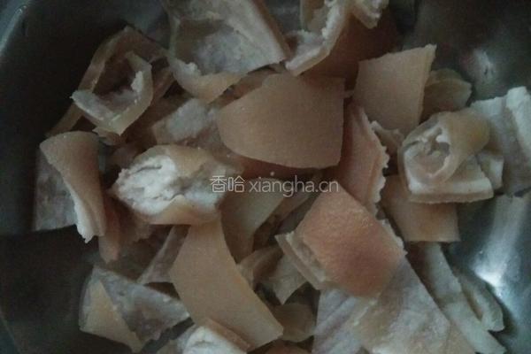 黄豆炖肉皮的做法图解1