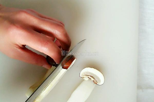 黄油煎松茸#年夜饭的做法图解3