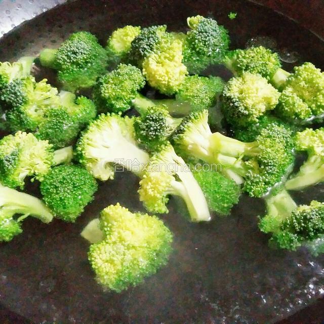 锅里加水烧开加半勺盐，焯水西兰花至熟