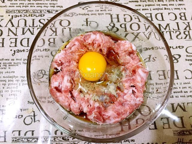 在肉末里加入一个鸡蛋、料酒、味极鲜酱油、香油、胡椒粉、盐