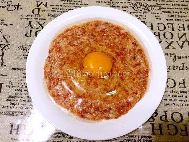 把另外一个鸡蛋打入洞中
