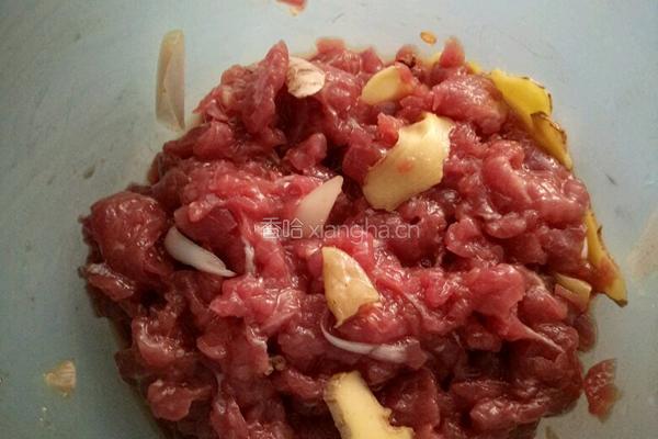 双椒秀珍菇炒牛肉的做法图解3