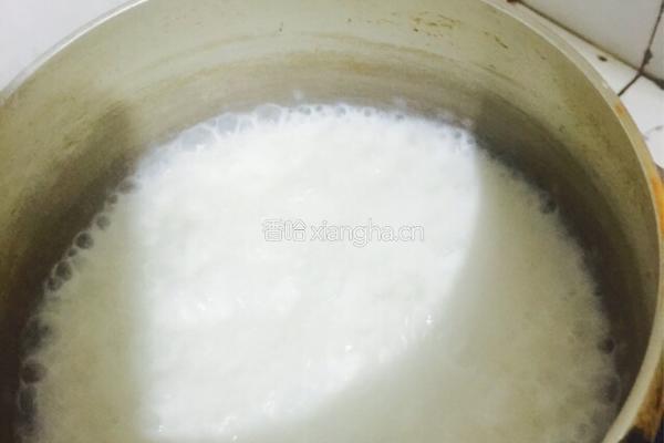 桃花羹配五彩时蔬卷的做法图解3