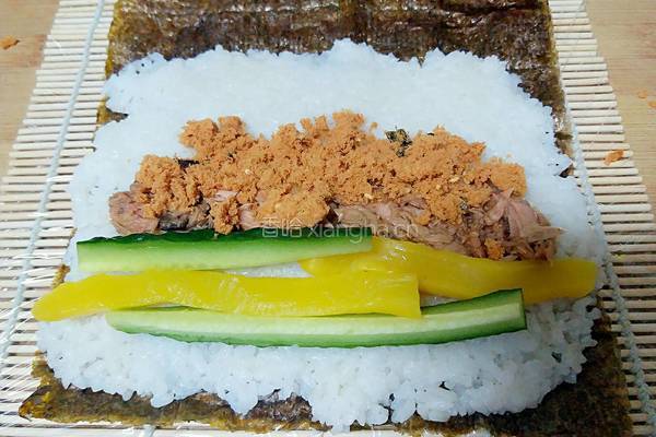 金枪鱼肉松紫菜包饭的做法图解7