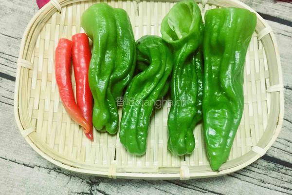 荷包蛋炒五花肉的做法图解1