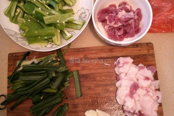 辣椒炒肉的做法图解1