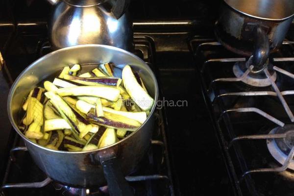 鱼香煎茄子的做法图解2