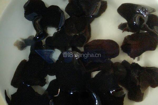 甘蓝木耳炒鸡蛋的做法图解2