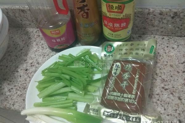 凉拌芹菜豆干的做法图解1