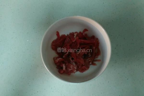 茭白炒肉的做法图解2