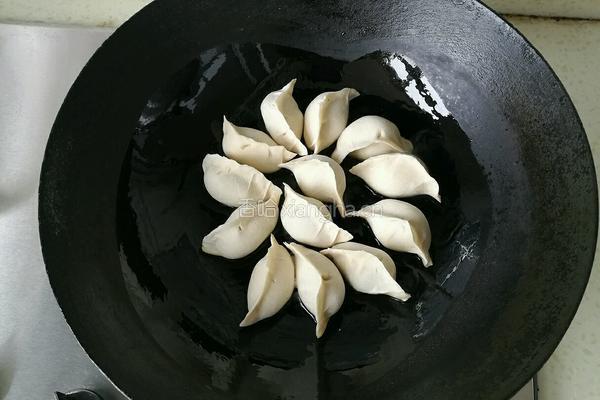抱蛋煎饺的做法图解2