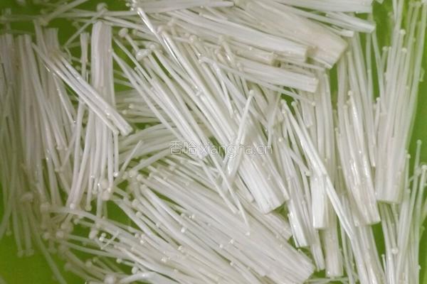 凉拌金针菇黄瓜卷的做法图解1