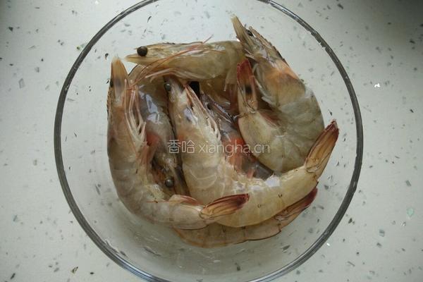 金丝沙拉凤尾虾的做法图解1