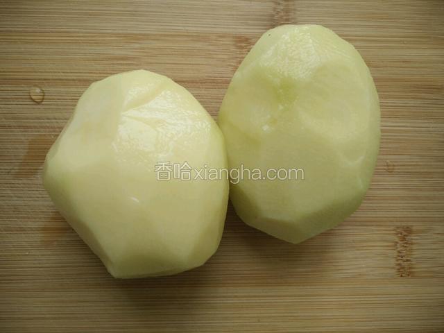 准备两个土豆去皮