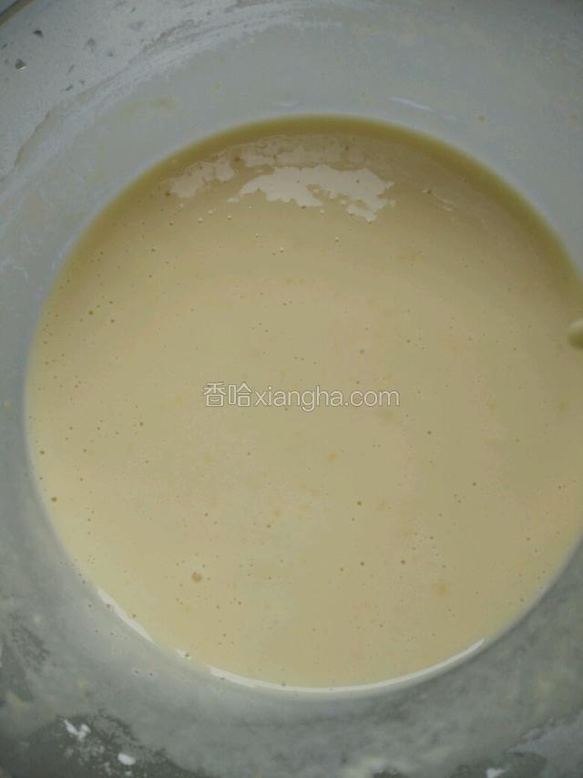 用少量的清水调整糊糊，和酸奶差不多稠度