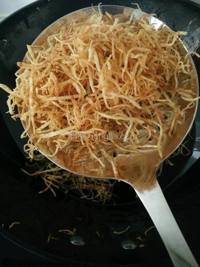炸制金黄捞出