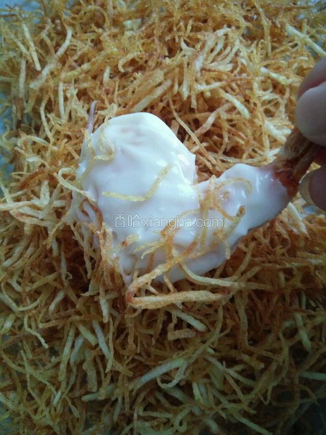 放到土豆丝上粘满，一个金丝沙拉凤尾虾就做好了！