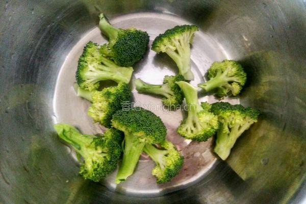 木耳拌西兰花紫元葱的做法图解1
