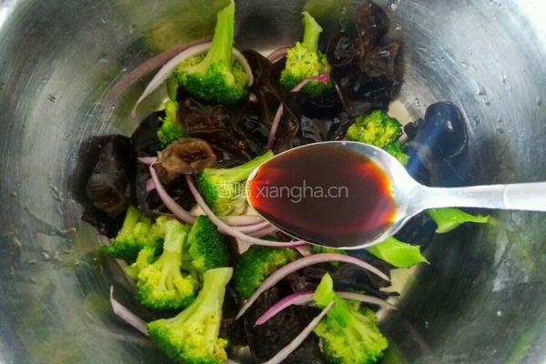 木耳拌西兰花紫元葱的做法图解8