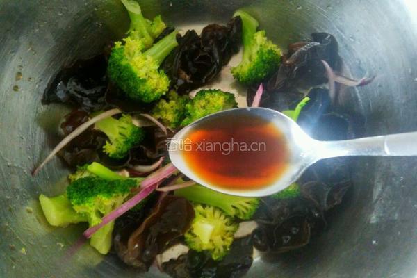 木耳拌西兰花紫元葱的做法图解9