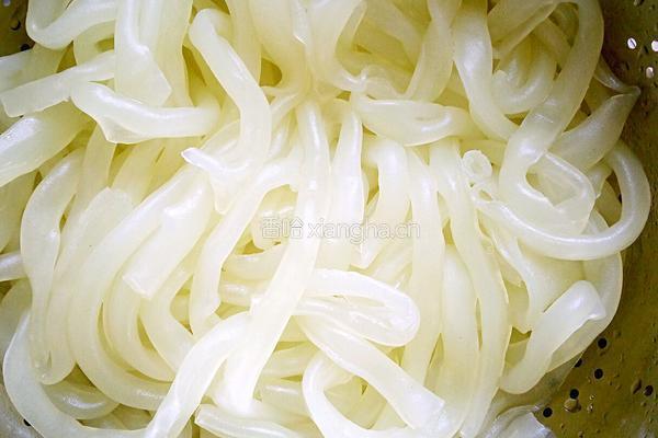 肉丝炒辣皮的做法图解1
