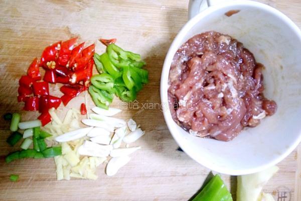 肉丝炒辣皮的做法图解2