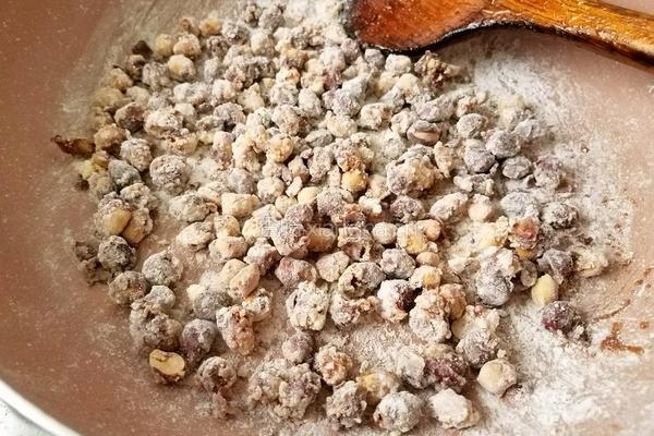 奶味挂霜花生米的做法图解5