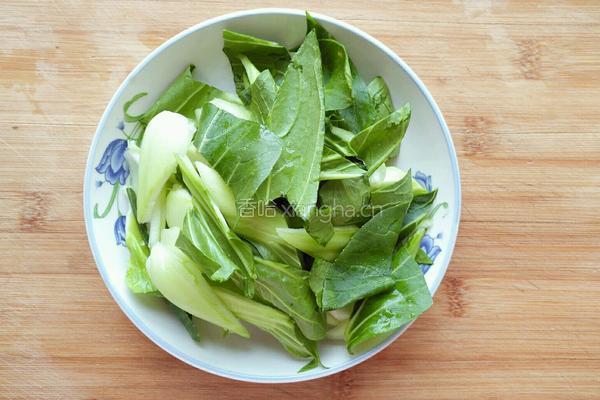 鸡腿菇炒油菜的做法图解2