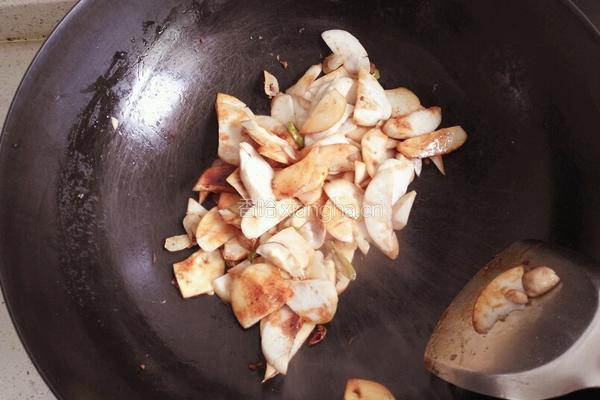 鸡腿菇炒油菜的做法图解5