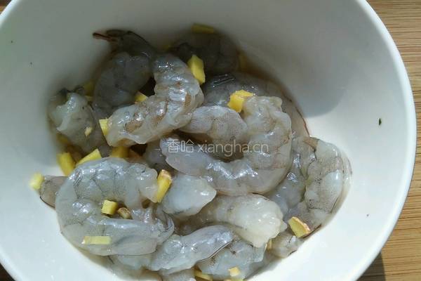 彩色虾仁的做法图解1
