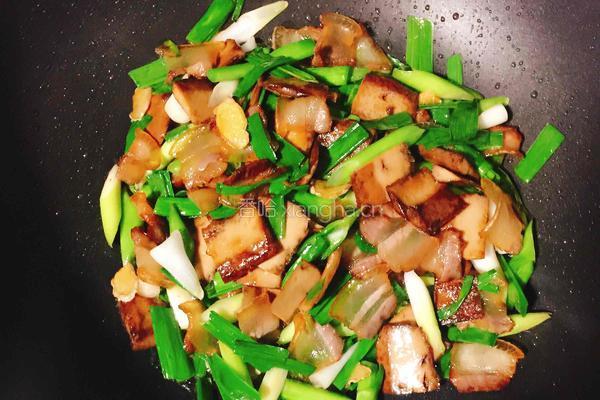 腊肉炒青蒜的做法图解4