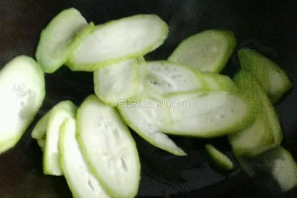豌豆蛋清肠烩丝瓜的做法图解3