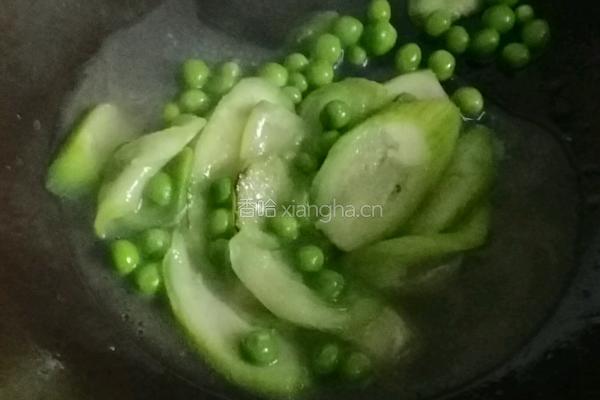 豌豆蛋清肠烩丝瓜的做法图解6