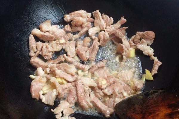 青椒豆腐皮炒肉的做法图解2