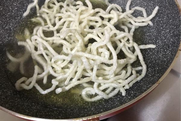 不出水的韭菜鸡蛋饺子馅的做法图解2