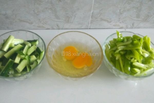 尖椒黄瓜炒鸡蛋的做法图解1