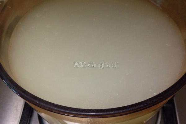 海参小米粥的做法图解3