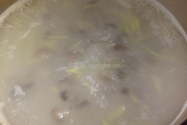 海参小米粥的做法图解6