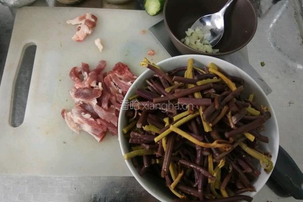 蕨菜炒肉的做法图解2