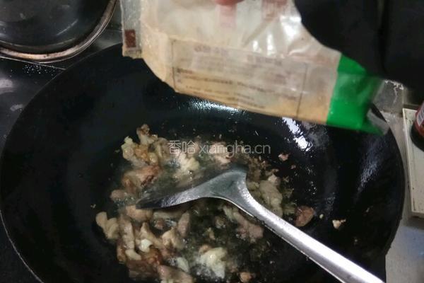 蕨菜炒肉的做法图解4