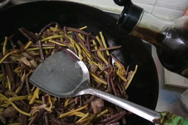 蕨菜炒肉的做法图解6