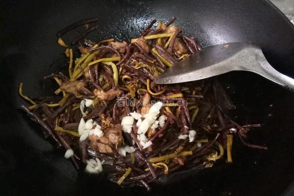 蕨菜炒肉的做法图解7