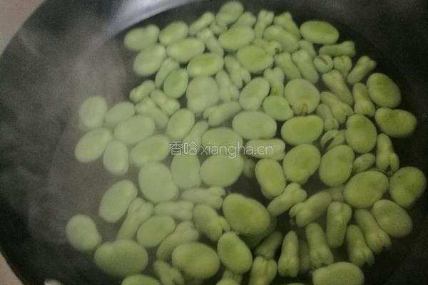 香肠咸菜炒蚕豆的做法图解3