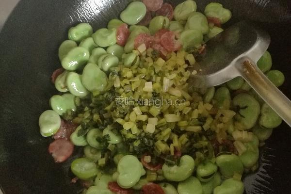 香肠咸菜炒蚕豆的做法图解11