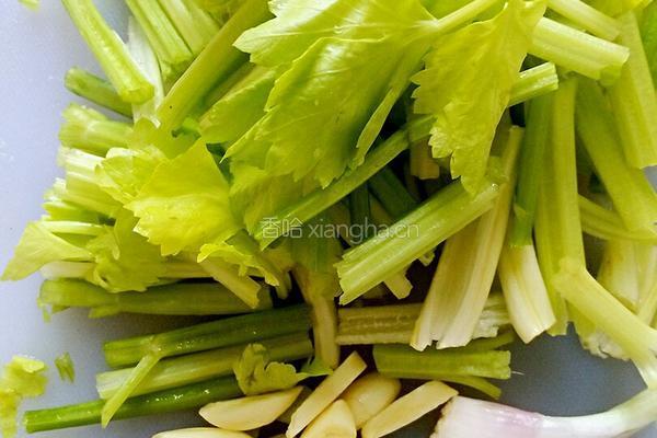 香芹炒肉的做法图解5