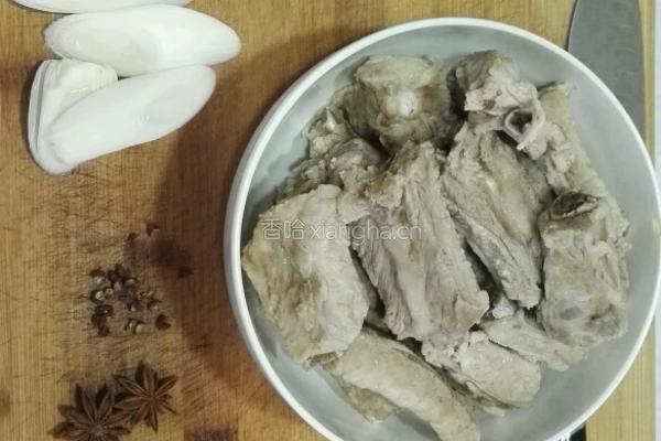 谢氏秘制红烧排骨的做法图解2