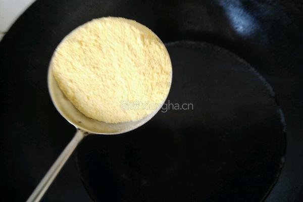 玉米面粥的做法图解1