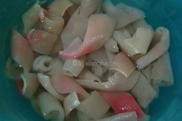 凉拌猪皮的做法图解1